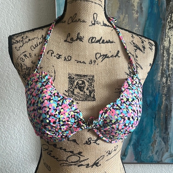 Victoria’s Secrets Bikini Top
34C
Gently used. 
Excellent Condition 
#89A - Picture 6 of 9